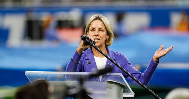 Did Sheila Ford Hamp Hand Out Red and Blue Towels for Charlie Kirk Tribute